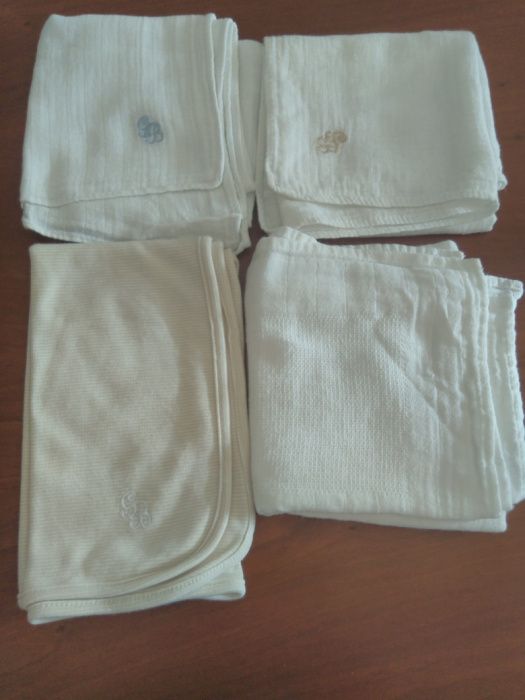 Lote de 4 fraldas e manta, portes incluídos