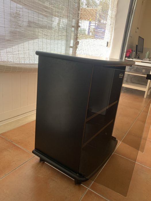 Movel preto com portas de vidro