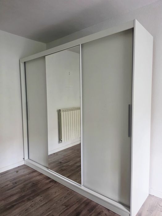 Sprzedam szafę 3 drzwiową z lustrem