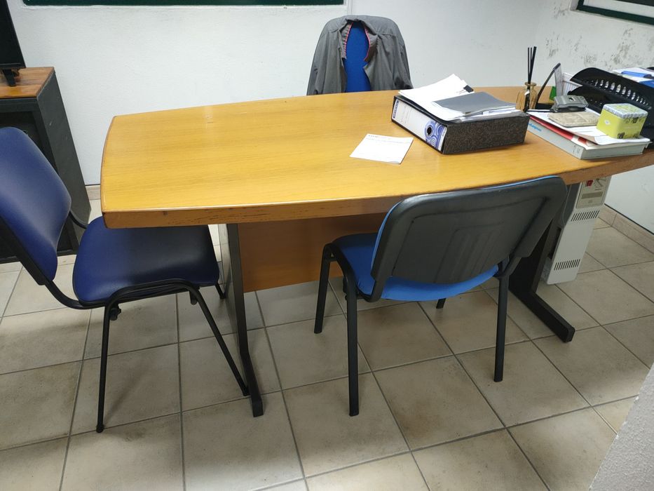 Mesa de escritório com tampo de madeira ,mais 4 cadeiras