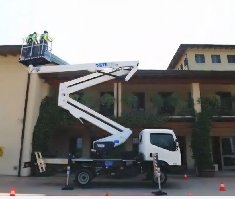 Usługi podnośnikiem koszowym podnośnik koszowy wzwyżka wycinka drzew