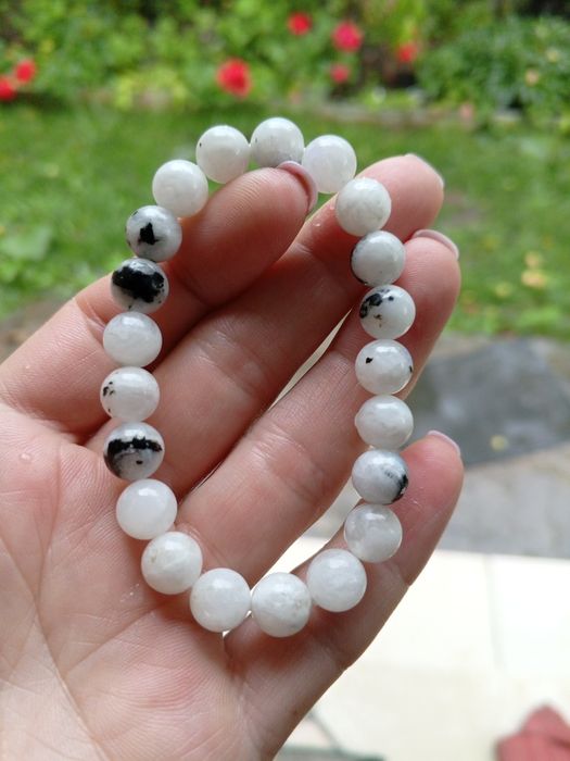 Браслет на червоному шнурку. Натуральне каміння