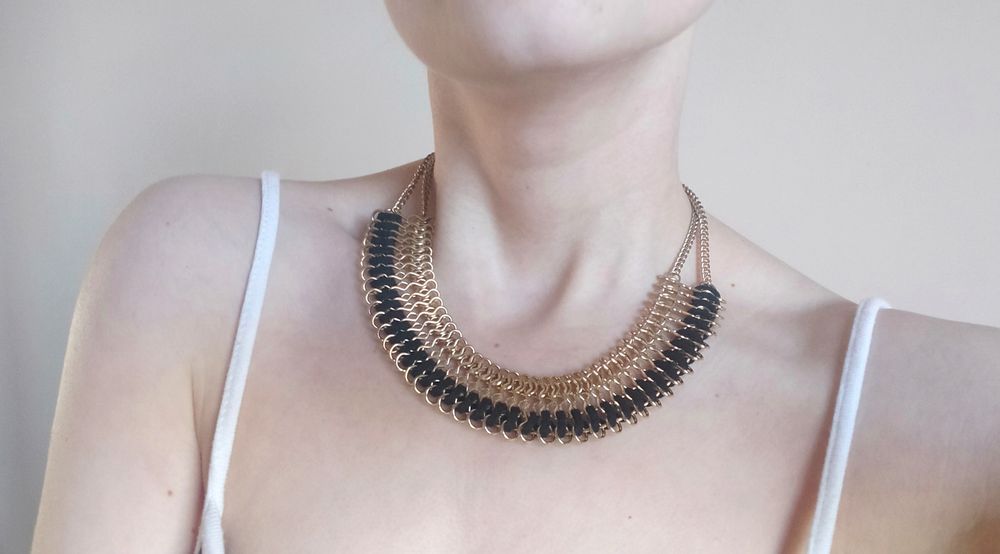 Elegancki, efektowny łańcuszek o złoto-czarnym wykończeniu