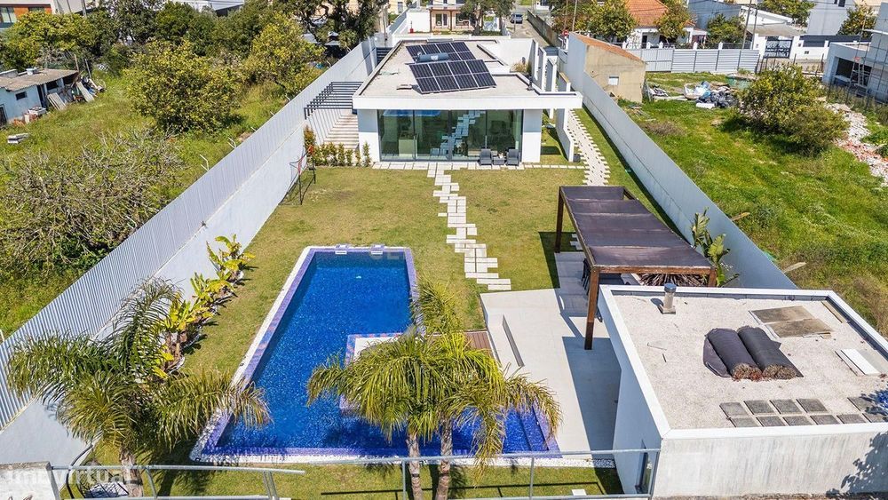 Moradia Térrea com Piscina aquecida e excelente jardim. Localizada em