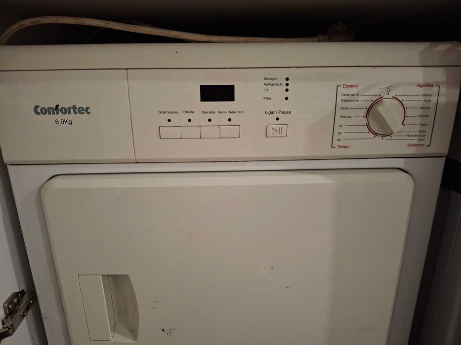 Máquina de secar roupa da marca Confortec