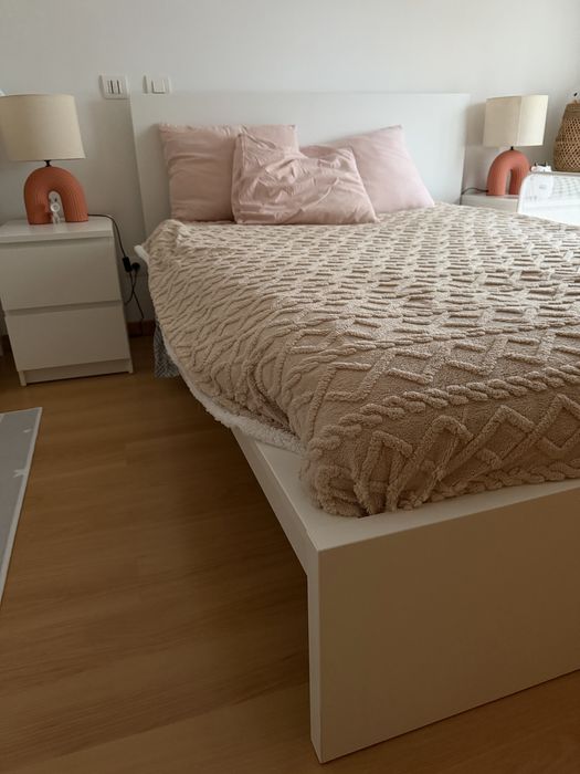 Cama + colchão + 2 mesas de cabeceira NOVAS