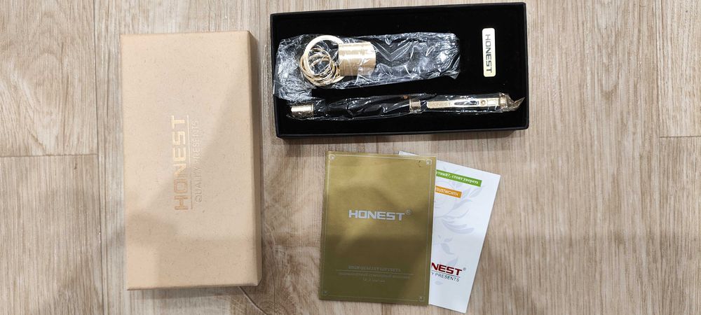 Подарунковий набір HONEST: ручка + брелок