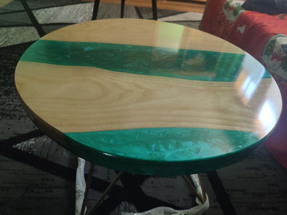 Stolik kawowy z żywicą epoksydową i jesionem