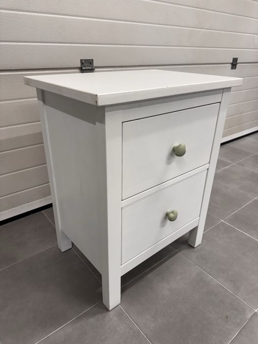 Conjunto de cubos e cadeira, mesa de cabeceura e cadeira