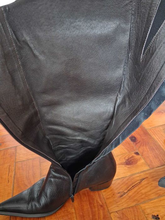 Botas em pele pretas