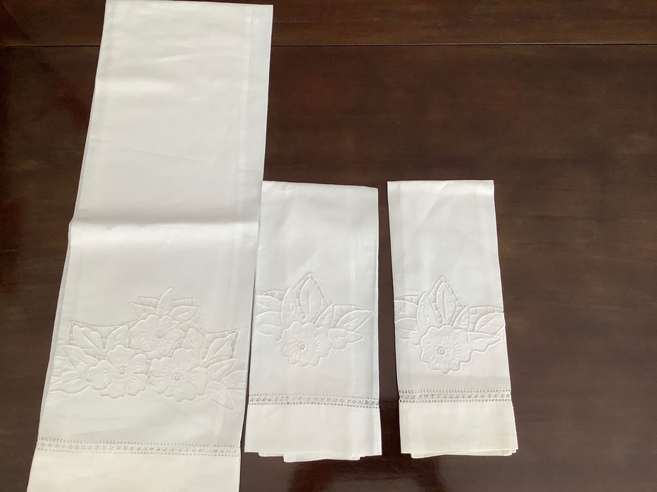 Toalhas em linho bordadas a Richelieu