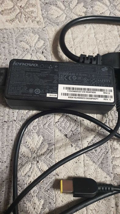 Зарядка для ноутбуков LENOVO в отличном состоянии.