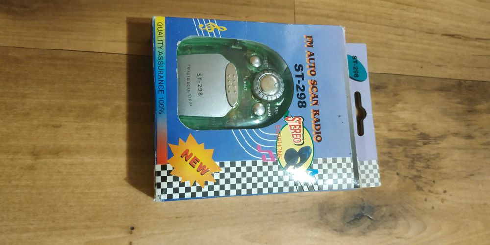 Радиоприемник с наушниками и фонариком