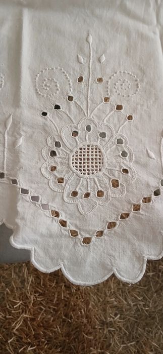 Toalha branca bordada