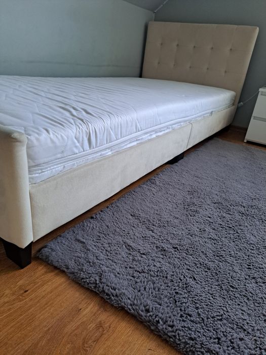 Łóżko z materacem