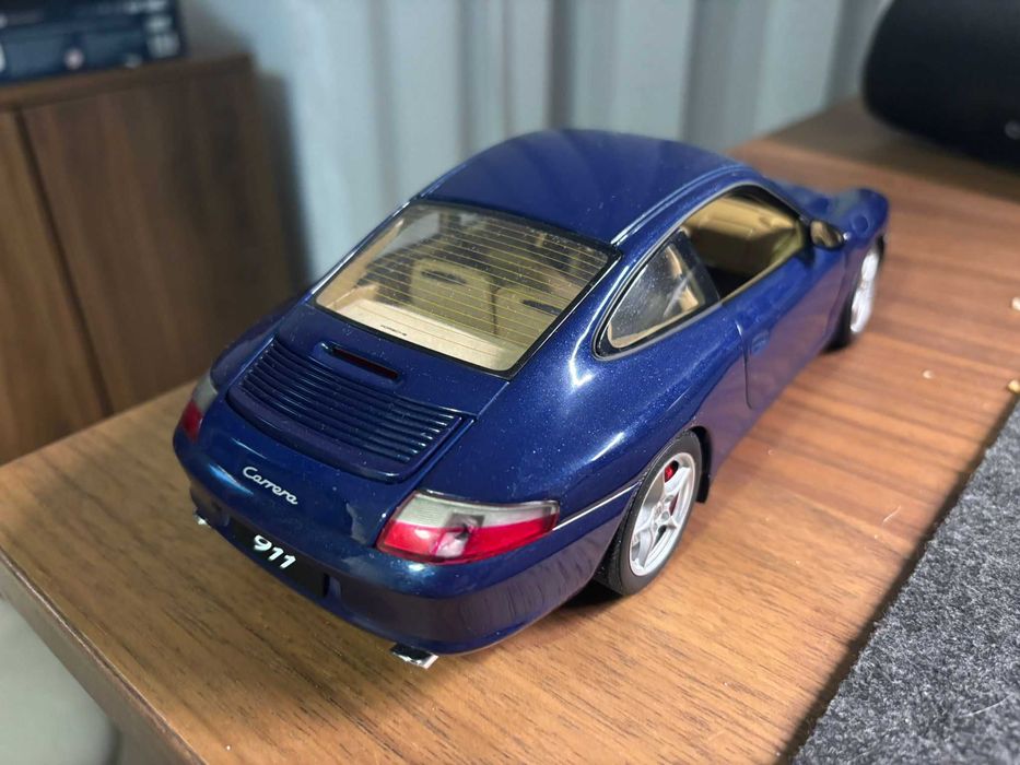 Autoart Porsche 911 996 Carrera 1:18