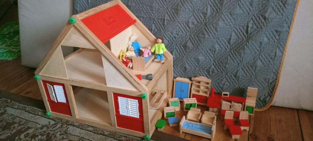 Drewniany domek dla lalek