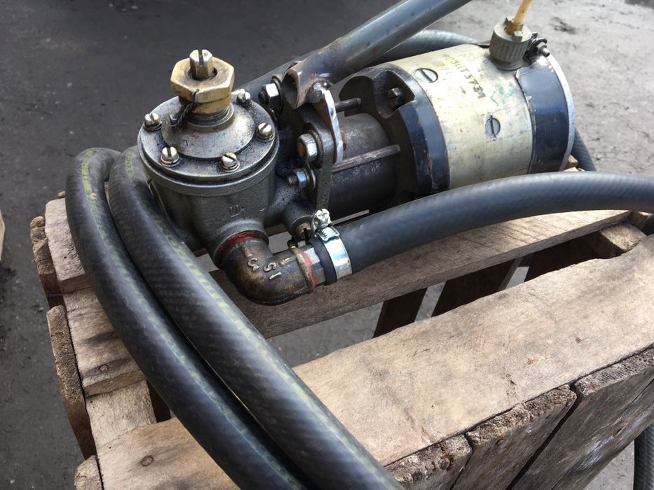 Насос для перекачки дизпалива,олії або касу.