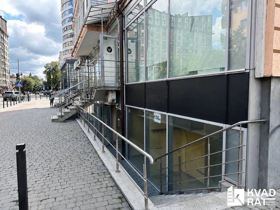 Фасадна комерція в самому центрі міста
