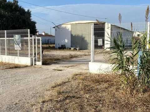 Arrenda-se Armazem com 200m2 tapados e logradouro de 150,com plantas.