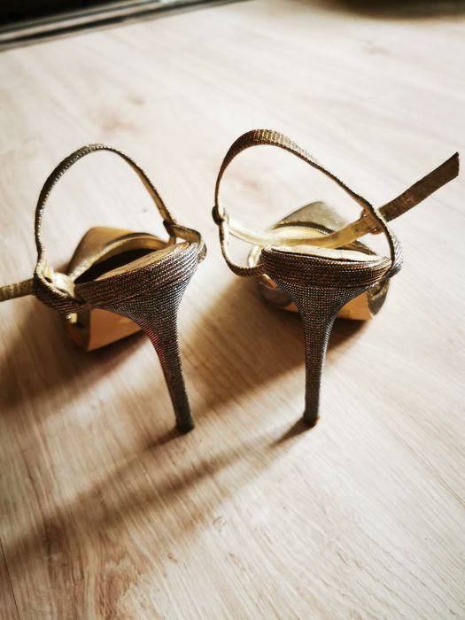 Buty na obcasie złote