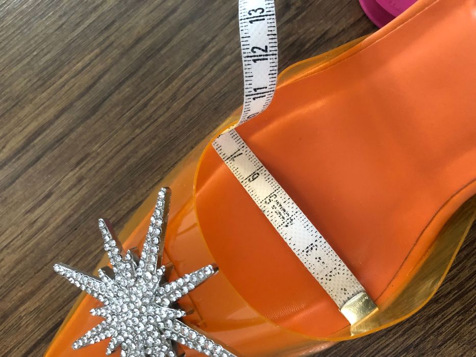 Szpilki w kolorze pomarańczowym