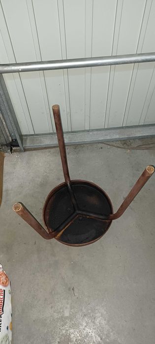 2 bancos redondos em metal