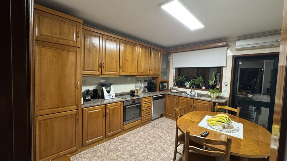 Vendo cozinha em carvalho maciço em otimo estado