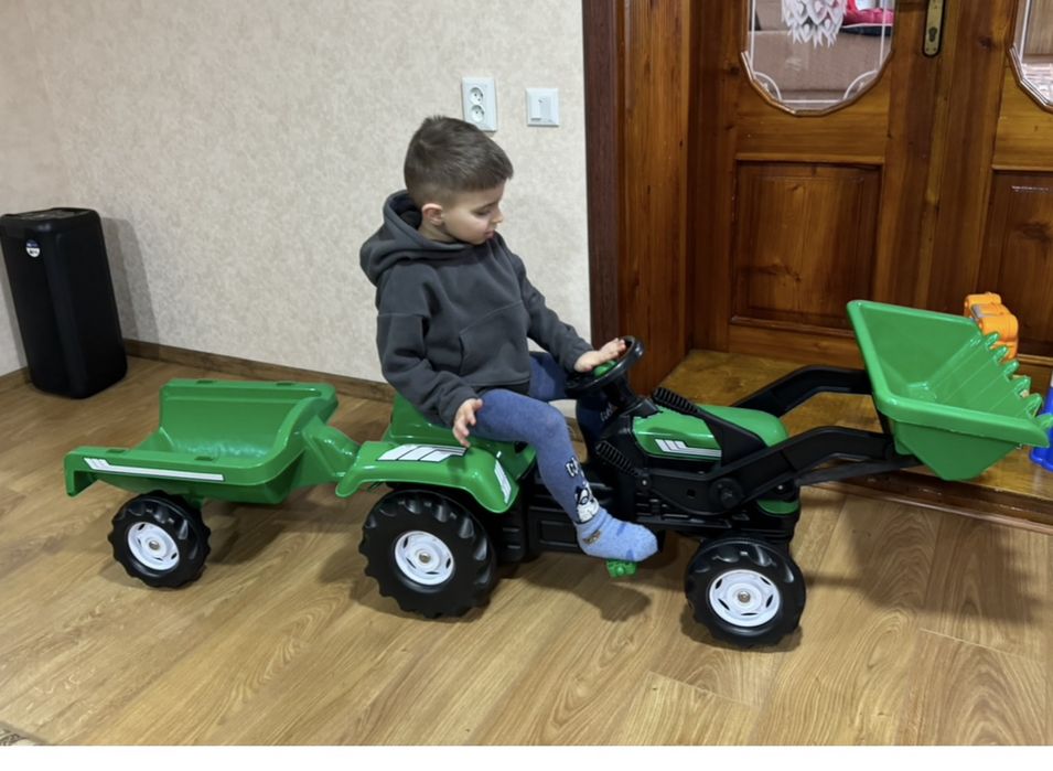 Детский трактор на педалях
