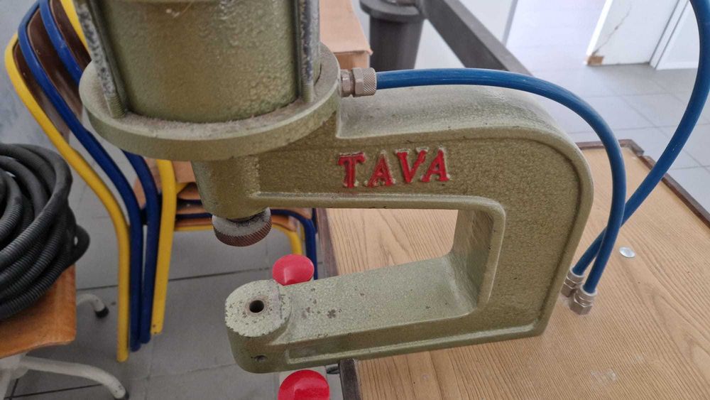 Máquina de pregar ilhós e molas de 2 cabeças