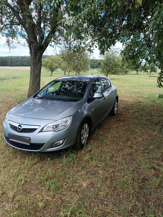 Opel astra j.     .