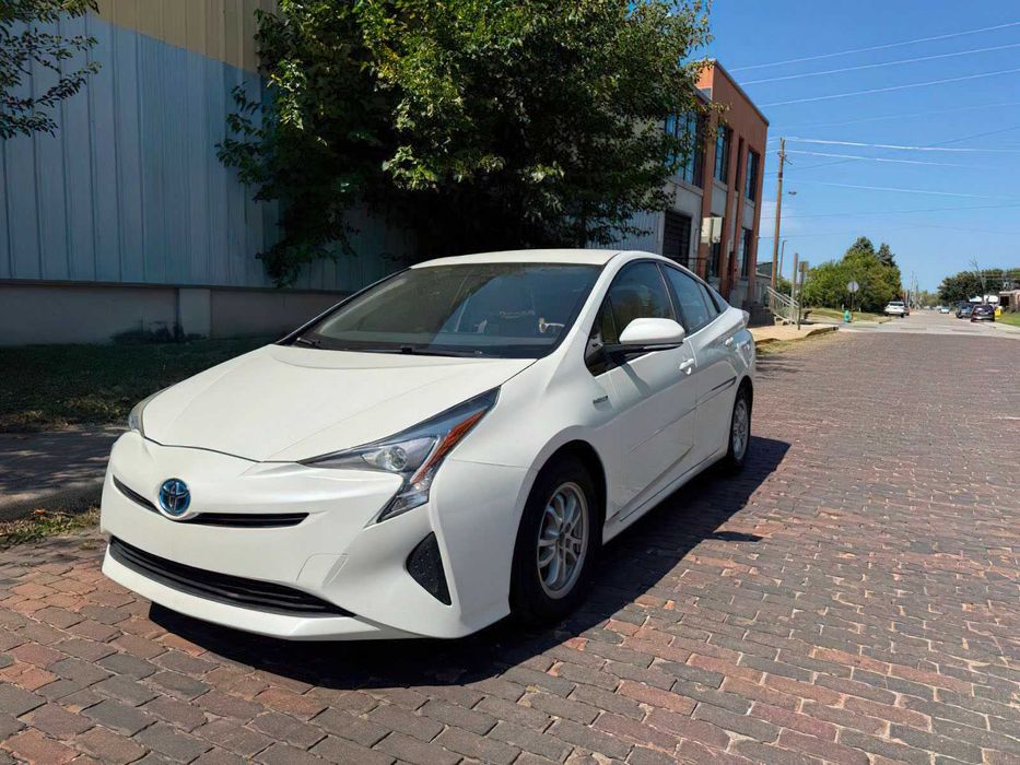 Toyota Prius Two      2016
