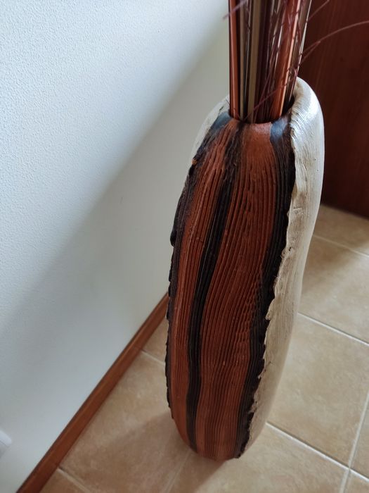 Jarra decorativa com ramos secos