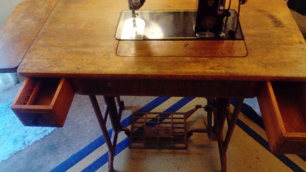 Máquina de Costura Oliva CL45 + Móvel (1957)