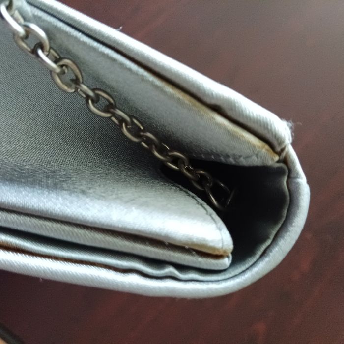 86. Torebka/kopertówka damska na łańcuszku