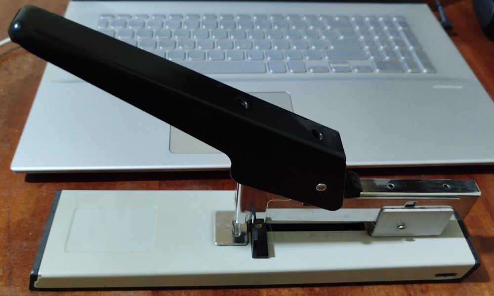 Офісний степлер цільний металевий великий.