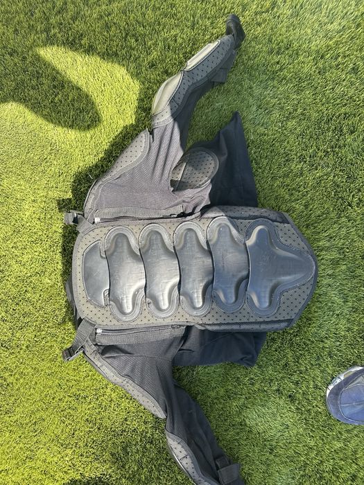 Colete protector e joelheiras