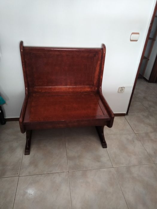 Mesa em pinho mais 2 bancos com arrumação