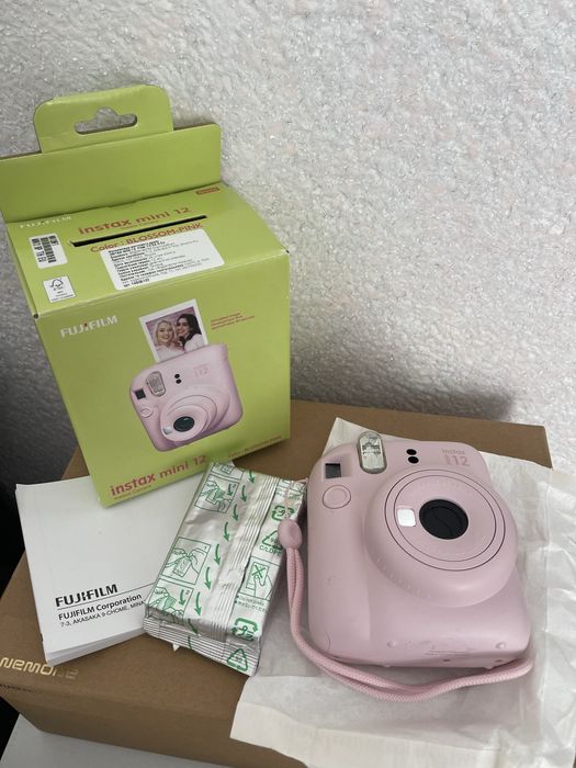 Fujifilm instax mini 12 у кольорі blossom pink (ніжно-рожевий)