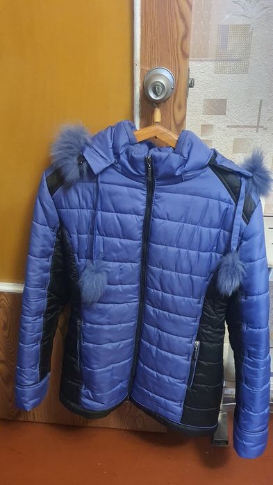 Зимова курточка жіноча.. Наповнювач -  холлофайбер. Б/в. 50 розмір.