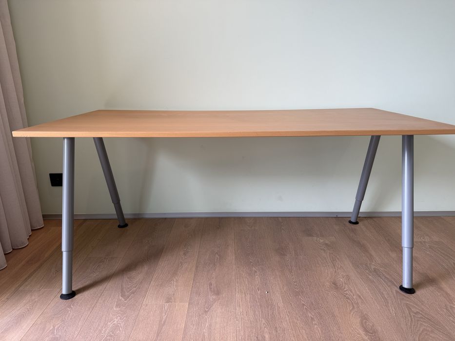 Mesa com altura regulável