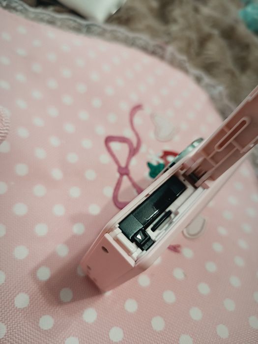Милая розовая камера,  хорошее качество фото, вспышка, зарядка