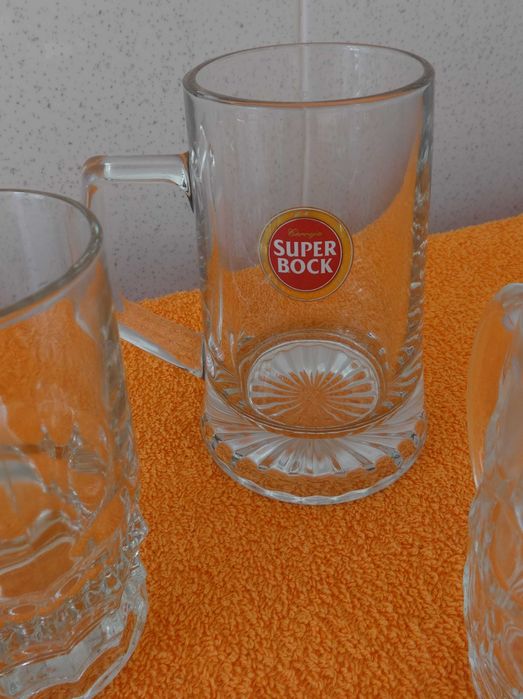 Canecas de cerveja em vidro