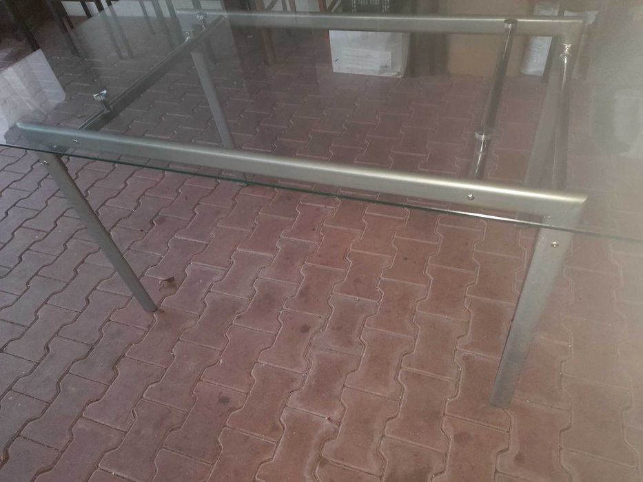 Stół szklany do salonu