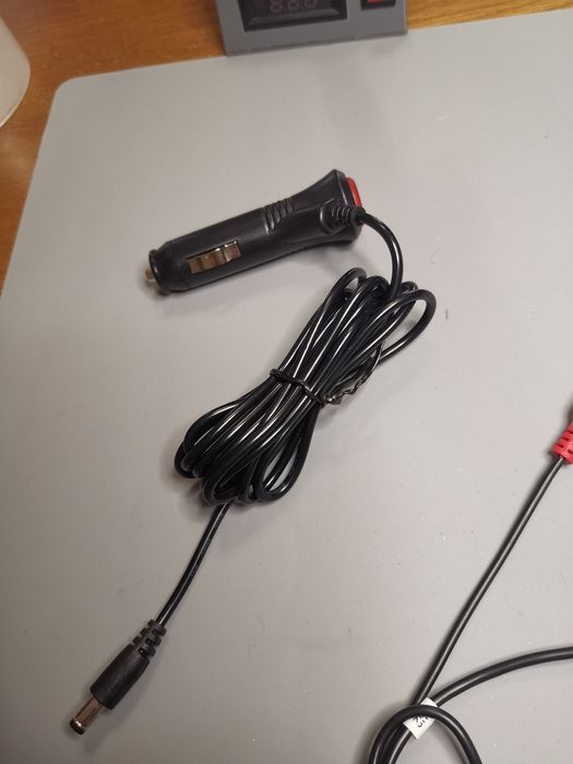 Автомобільний монітор з розділенням на 2 камери