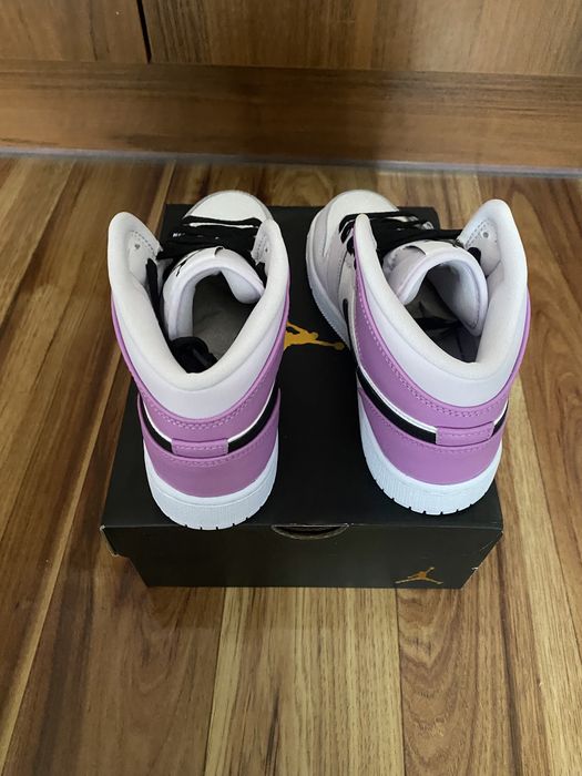 Jordan 1 Mid Barely Grape 37.5 38.5