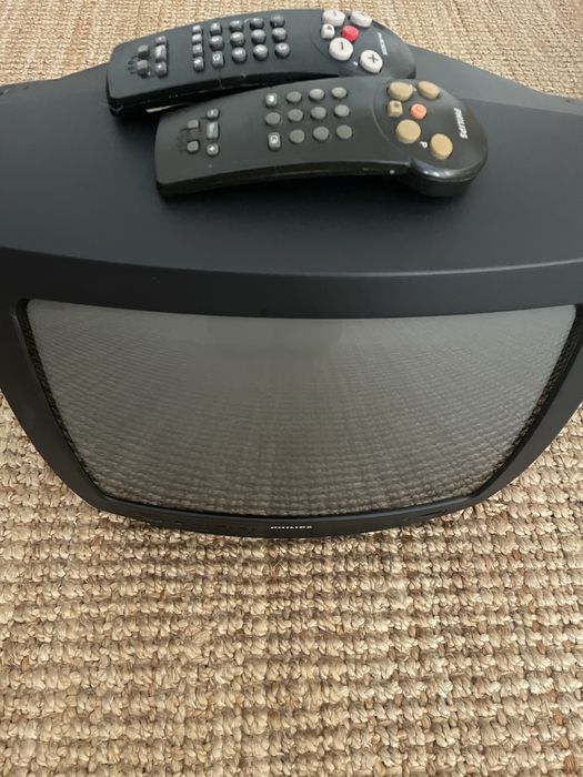Televisor a funcionar Philips a funcionar com comando incluido