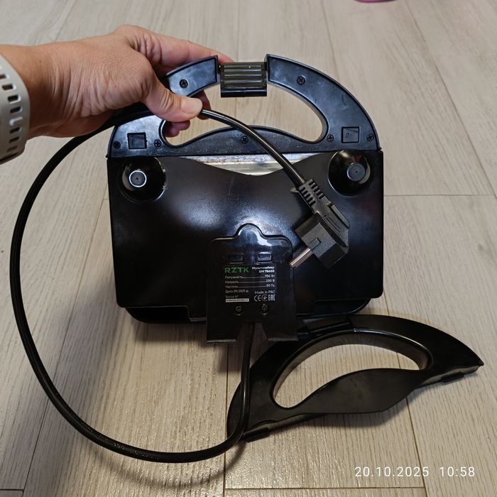 Бутербродниця Вафельниця RZTK, відломана нижня ручка, Стан Робочий