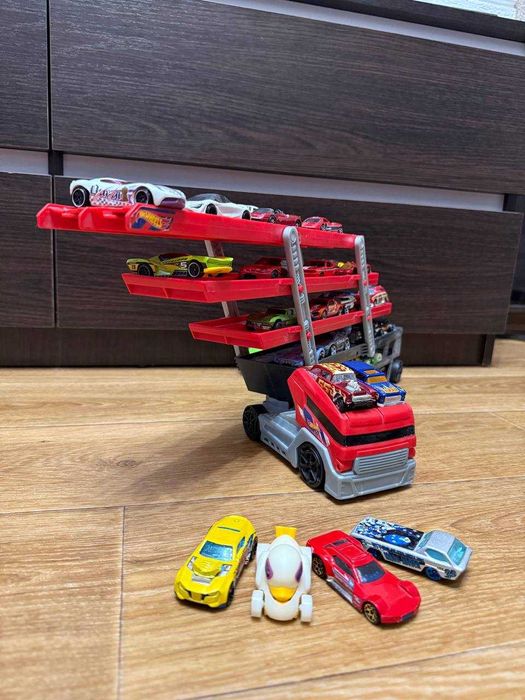 Набор Hot Wheels 70 машинок + кейс для хранения 48 + грузовой трак