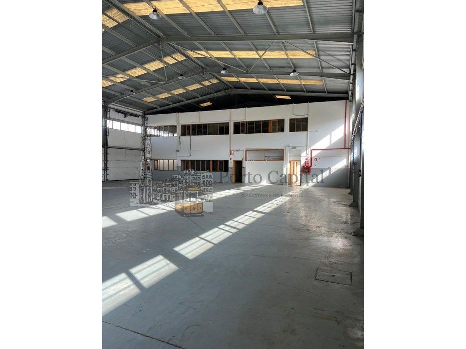 Armazém junto ao Aeroporto do porto, com Escritórios, Logradouro e ...